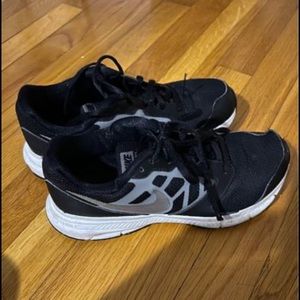 Kids Nike Shoes (5.5 Y)